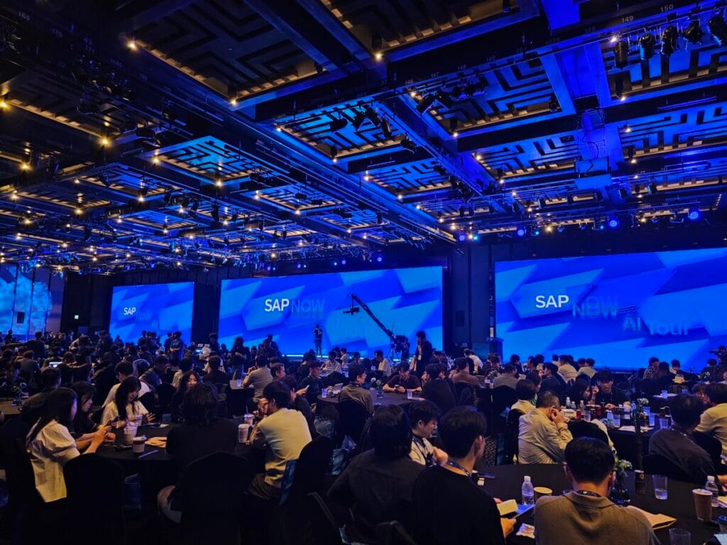 SAP NOW AI Tour 그랜드볼룸 행사장 내부. 수많은 참가자들로 만석을 이룬 모습
