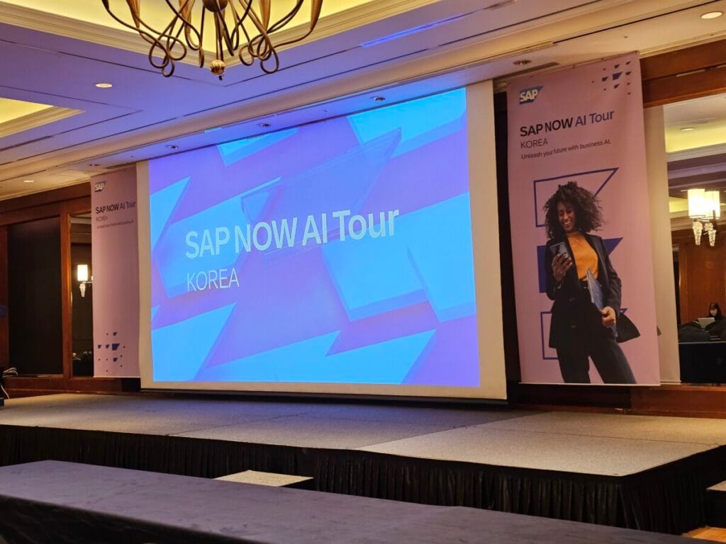 국화룸에 설치된 대형 스크린. SAP NOW AI Tour 키노트 발표 화면이 선명하게 보인다.